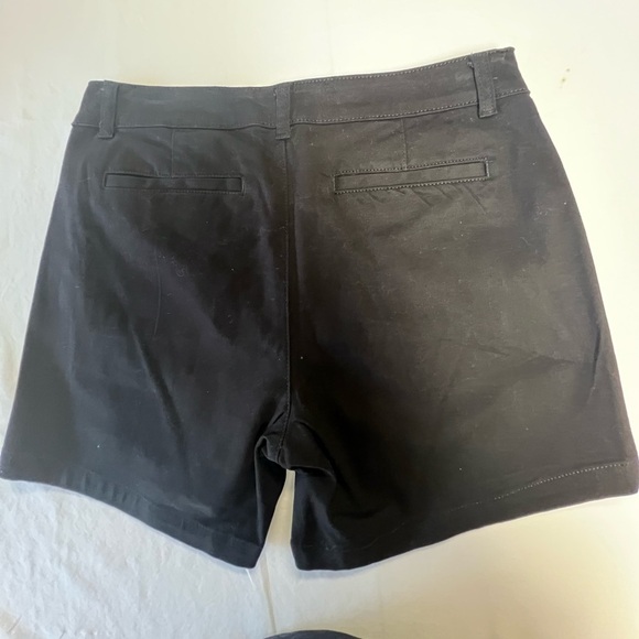 A.N.A. TWILL SHORTS. BLACK SIZE 6
9” RISE. TWO FRONT SLANT POCKETS - Picture 2 of 10